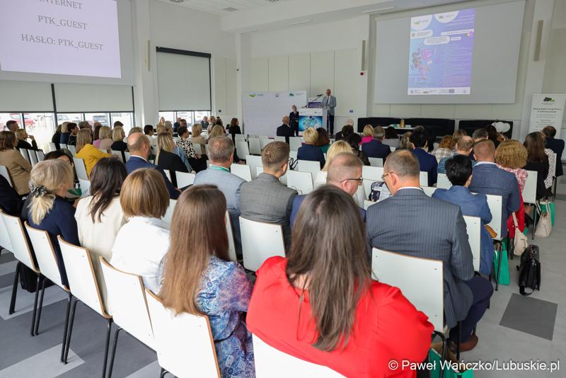 Uczestnicy konferencji pt. Razem budujemy lubuską przyszłość – innowacje i edukacja podstawą kreowania lepszych miejsc pracy, która odbyła się w Parku Technologii Kosmicznych w Zielonej Górze-Nowym Kisielinie.