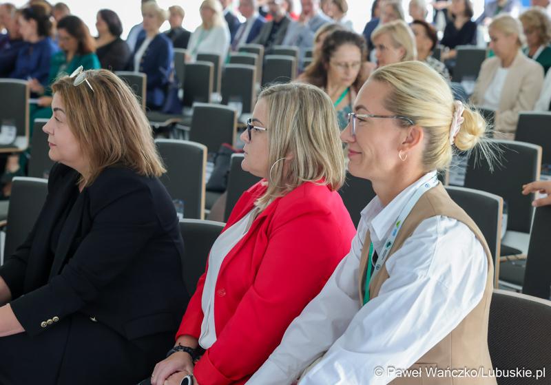 Uczestnicy konferencji pt. Razem budujemy lubuską przyszłość – innowacje i edukacja podstawą kreowania lepszych miejsc pracy, która odbyła się w Parku Technologii Kosmicznych w Zielonej Górze-Nowym Kisielinie.