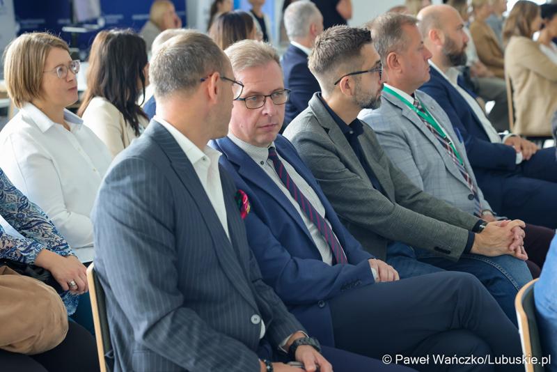 Uczestnicy konferencji pt. Razem budujemy lubuską przyszłość – innowacje i edukacja podstawą kreowania lepszych miejsc pracy, która odbyła się w Parku Technologii Kosmicznych w Zielonej Górze-Nowym Kisielinie.