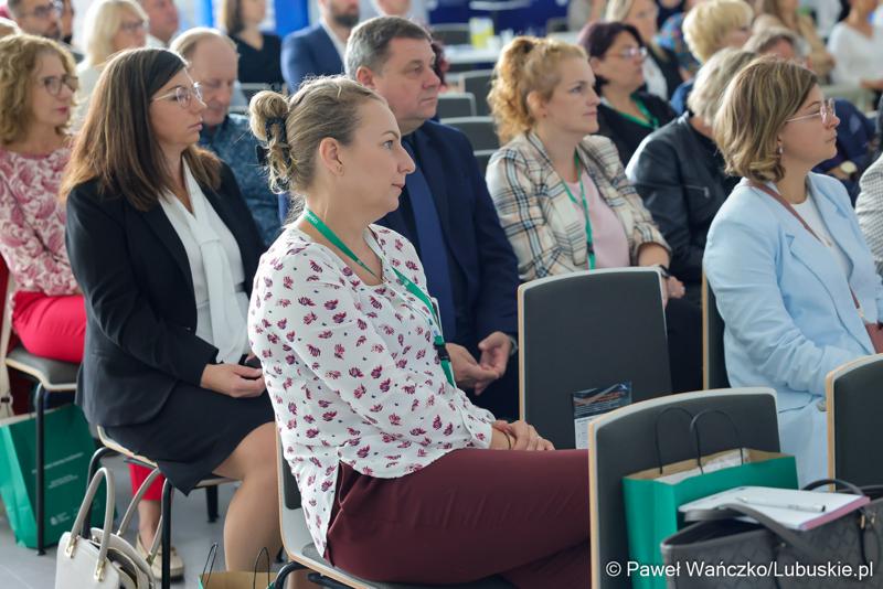Uczestnicy konferencji pt. Razem budujemy lubuską przyszłość – innowacje i edukacja podstawą kreowania lepszych miejsc pracy, która odbyła się w Parku Technologii Kosmicznych w Zielonej Górze-Nowym Kisielinie.