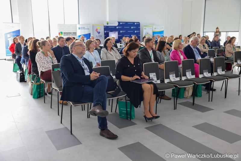 Uczestnicy konferencji pt. Razem budujemy lubuską przyszłość – innowacje i edukacja podstawą kreowania lepszych miejsc pracy, która odbyła się w Parku Technologii Kosmicznych w Zielonej Górze-Nowym Kisielinie.