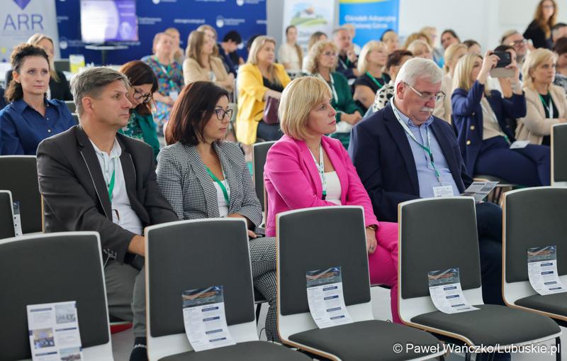 Uczestnicy konferencji pt. Razem budujemy lubuską przyszłość – innowacje i edukacja podstawą kreowania lepszych miejsc pracy, która odbyła się w Parku Technologii Kosmicznych w Zielonej Górze-Nowym Kisielinie.