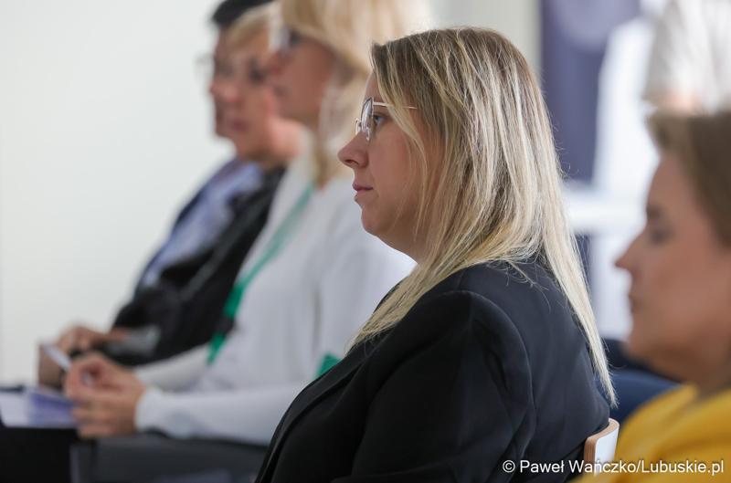Uczestniczki konferencji pt. Razem budujemy lubuską przyszłość – innowacje i edukacja podstawą kreowania lepszych miejsc pracy, która odbyła się w Parku Technologii Kosmicznych w Zielonej Górze-Nowym Kisielinie.