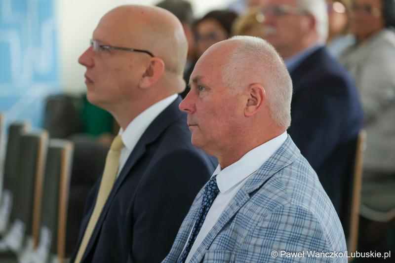 Członek Zarządu Województwa Lubuskiego Zbigniew Kołodziej (na pierwszym planie) na konferencji pt. Razem budujemy lubuską przyszłość – innowacje i edukacja podstawą kreowania lepszych miejsc pracy