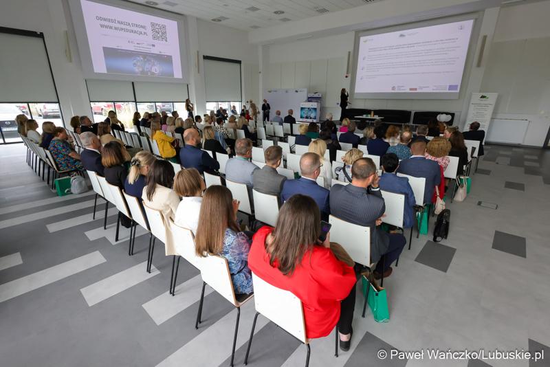 Uczestnicy konferencji pt. Razem budujemy lubuską przyszłość – innowacje i edukacja podstawą kreowania lepszych miejsc pracy, która odbyła się w Parku Technologii Kosmicznych w Zielonej Górze-Nowym Kisielinie.