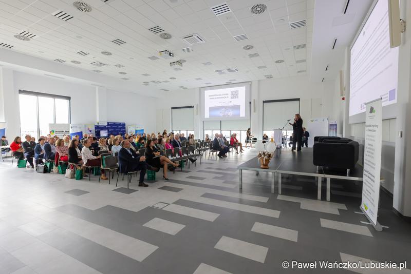 Uczestnicy konferencji pt. Razem budujemy lubuską przyszłość – innowacje i edukacja podstawą kreowania lepszych miejsc pracy, która odbyła się w Parku Technologii Kosmicznych w Zielonej Górze-Nowym Kisielinie.