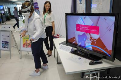 Uczestnicy konferencji pt. Razem budujemy lubuską przyszłość – innowacje i edukacja podstawą kreowania lepszych miejsc pracy, która odbyła się w Parku Technologii Kosmicznych w Zielonej Górze-Nowym Kisielinie.