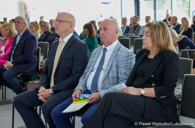Uczestnicy konferencji pt. Razem budujemy lubuską przyszłość – innowacje i edukacja podstawą kreowania lepszych miejsc pracy, która odbyła się w Parku Technologii Kosmicznych w Zielonej Górze-Nowym Kisielinie.