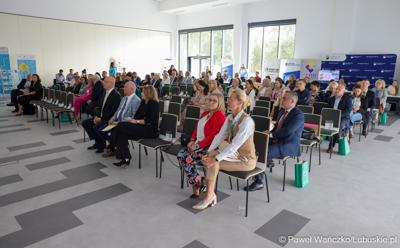 Uczestnicy konferencji pt. Razem budujemy lubuską przyszłość – innowacje i edukacja podstawą kreowania lepszych miejsc pracy, która odbyła się w Parku Technologii Kosmicznych w Zielonej Górze-Nowym Kisielinie.