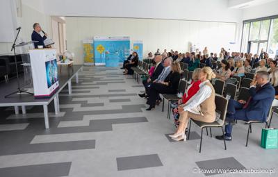Uczestnicy konferencji pt. Razem budujemy lubuską przyszłość – innowacje i edukacja podstawą kreowania lepszych miejsc pracy, która odbyła się w Parku Technologii Kosmicznych w Zielonej Górze-Nowym Kisielinie.