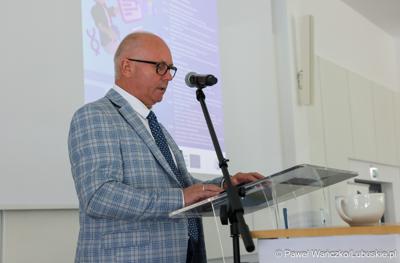 Członek Zarządu Województwa Lubuskiego Zbigniew Kołodziej przemawia do uczestników konferencji pt. Razem budujemy lubuską przyszłość – innowacje i edukacja podstawą kreowania lepszych miejsc pracy