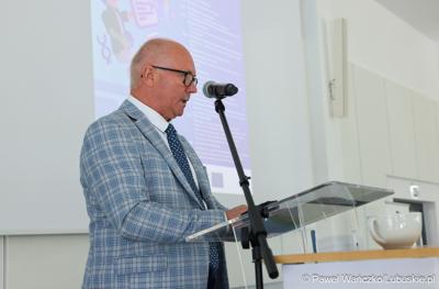 Członek Zarządu Województwa Lubuskiego Zbigniew Kołodziej przemawia do uczestników konferencji pt. Razem budujemy lubuską przyszłość – innowacje i edukacja podstawą kreowania lepszych miejsc pracy