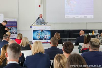 Członek Zarządu Województwa Lubuskiego Zbigniew Kołodziej przemawia do uczestników konferencji pt. Razem budujemy lubuską przyszłość – innowacje i edukacja podstawą kreowania lepszych miejsc pracy