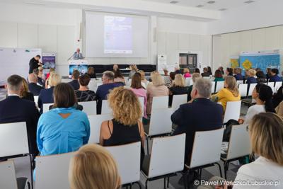 Uczestnicy konferencji pt. Razem budujemy lubuską przyszłość – innowacje i edukacja podstawą kreowania lepszych miejsc pracy, która odbyła się w Parku Technologii Kosmicznych w Zielonej Górze-Nowym Kisielinie.
