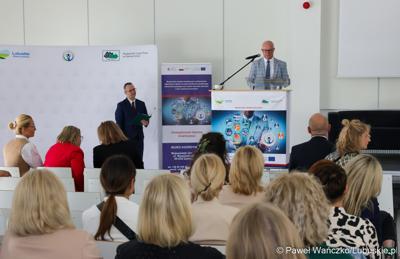 Członek Zarządu Województwa Lubuskiego Zbigniew Kołodziej przemawia do uczestników konferencji pt. Razem budujemy lubuską przyszłość – innowacje i edukacja podstawą kreowania lepszych miejsc pracy