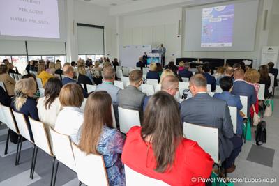 Uczestnicy konferencji pt. Razem budujemy lubuską przyszłość – innowacje i edukacja podstawą kreowania lepszych miejsc pracy, która odbyła się w Parku Technologii Kosmicznych w Zielonej Górze-Nowym Kisielinie.