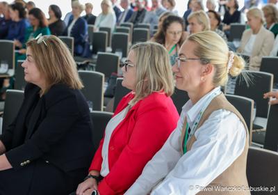 Uczestnicy konferencji pt. Razem budujemy lubuską przyszłość – innowacje i edukacja podstawą kreowania lepszych miejsc pracy, która odbyła się w Parku Technologii Kosmicznych w Zielonej Górze-Nowym Kisielinie.