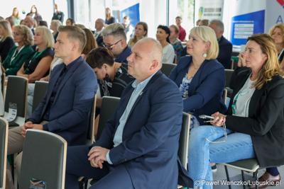 Uczestnicy konferencji pt. Razem budujemy lubuską przyszłość – innowacje i edukacja podstawą kreowania lepszych miejsc pracy, która odbyła się w Parku Technologii Kosmicznych w Zielonej Górze-Nowym Kisielinie.