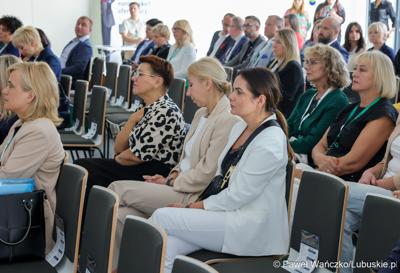 Uczestnicy konferencji pt. Razem budujemy lubuską przyszłość – innowacje i edukacja podstawą kreowania lepszych miejsc pracy, która odbyła się w Parku Technologii Kosmicznych w Zielonej Górze-Nowym Kisielinie.