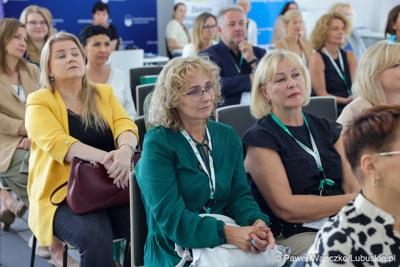 Uczestnicy konferencji pt. Razem budujemy lubuską przyszłość – innowacje i edukacja podstawą kreowania lepszych miejsc pracy, która odbyła się w Parku Technologii Kosmicznych w Zielonej Górze-Nowym Kisielinie.