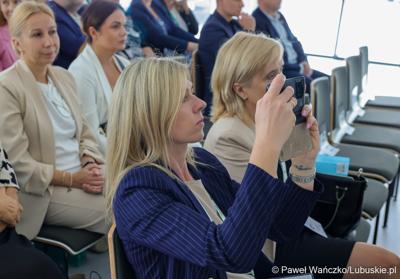 Uczestniczki konferencji pt. Razem budujemy lubuską przyszłość – innowacje i edukacja podstawą kreowania lepszych miejsc pracy, która odbyła się w Parku Technologii Kosmicznych w Zielonej Górze-Nowym Kisielinie.