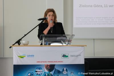 Wystąpienie dyrektor Wojewódzkiego Urzędu Pracy w Zielonej Górze Anny Urbaniak podczas konferencji pt. Razem budujemy lubuską przyszłość – innowacje i edukacja podstawą kreowania lepszych miejsc pracy, która odbyła się w Parku Technologii Kosmicznych w Zielonej Górze-Nowym Kisielinie