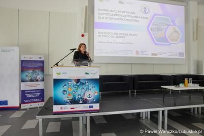 Wystąpienie dyrektor Wojewódzkiego Urzędu Pracy w Zielonej Górze Anny Urbaniak podczas konferencji pt. Razem budujemy lubuską przyszłość – innowacje i edukacja podstawą kreowania lepszych miejsc pracy, która odbyła się w Parku Technologii Kosmicznych w Zielonej Górze-Nowym Kisielinie