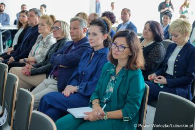 Uczestnicy konferencji pt. Razem budujemy lubuską przyszłość – innowacje i edukacja podstawą kreowania lepszych miejsc pracy, która odbyła się w Parku Technologii Kosmicznych w Zielonej Górze-Nowym Kisielinie.
