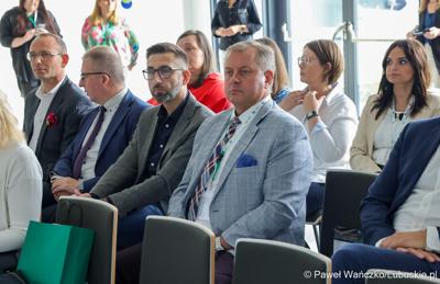 Uczestnicy konferencji pt. Razem budujemy lubuską przyszłość – innowacje i edukacja podstawą kreowania lepszych miejsc pracy, która odbyła się w Parku Technologii Kosmicznych w Zielonej Górze-Nowym Kisielinie.