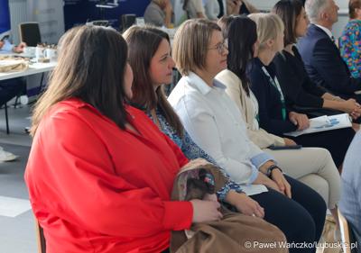 Uczestnicy konferencji pt. Razem budujemy lubuską przyszłość – innowacje i edukacja podstawą kreowania lepszych miejsc pracy, która odbyła się w Parku Technologii Kosmicznych w Zielonej Górze-Nowym Kisielinie.