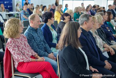 Uczestnicy konferencji pt. Razem budujemy lubuską przyszłość – innowacje i edukacja podstawą kreowania lepszych miejsc pracy, która odbyła się w Parku Technologii Kosmicznych w Zielonej Górze-Nowym Kisielinie.