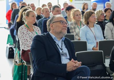 Uczestnicy konferencji pt. Razem budujemy lubuską przyszłość – innowacje i edukacja podstawą kreowania lepszych miejsc pracy, która odbyła się w Parku Technologii Kosmicznych w Zielonej Górze-Nowym Kisielinie.