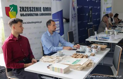 Uczestnicy konferencji pt. Razem budujemy lubuską przyszłość – innowacje i edukacja podstawą kreowania lepszych miejsc pracy, która odbyła się w Parku Technologii Kosmicznych w Zielonej Górze-Nowym Kisielinie.