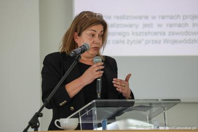 Wystąpienie dyrektor Wojewódzkiego Urzędu Pracy w Zielonej Górze Anny Urbaniak podczas konferencji pt. Razem budujemy lubuską przyszłość – innowacje i edukacja podstawą kreowania lepszych miejsc pracy, która odbyła się w Parku Technologii Kosmicznych w Zielonej Górze-Nowym Kisielinie