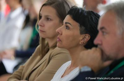 Uczestnicy konferencji pt. Razem budujemy lubuską przyszłość – innowacje i edukacja podstawą kreowania lepszych miejsc pracy, która odbyła się w Parku Technologii Kosmicznych w Zielonej Górze-Nowym Kisielinie.