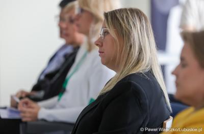 Uczestniczki konferencji pt. Razem budujemy lubuską przyszłość – innowacje i edukacja podstawą kreowania lepszych miejsc pracy, która odbyła się w Parku Technologii Kosmicznych w Zielonej Górze-Nowym Kisielinie.
