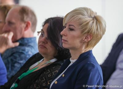 Uczestnicy konferencji pt. Razem budujemy lubuską przyszłość – innowacje i edukacja podstawą kreowania lepszych miejsc pracy, która odbyła się w Parku Technologii Kosmicznych w Zielonej Górze-Nowym Kisielinie.
