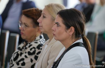 Uczestniczki konferencji pt. Razem budujemy lubuską przyszłość – innowacje i edukacja podstawą kreowania lepszych miejsc pracy, która odbyła się w Parku Technologii Kosmicznych w Zielonej Górze-Nowym Kisielinie.
