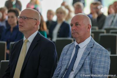 Członek Zarządu Województwa Lubuskiego Zbigniew Kołodziej (z prtawej) na konferencji pt. Razem budujemy lubuską przyszłość – innowacje i edukacja podstawą kreowania lepszych miejsc pracy