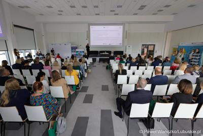 Uczestnicy konferencji pt. Razem budujemy lubuską przyszłość – innowacje i edukacja podstawą kreowania lepszych miejsc pracy, która odbyła się w Parku Technologii Kosmicznych w Zielonej Górze-Nowym Kisielinie.