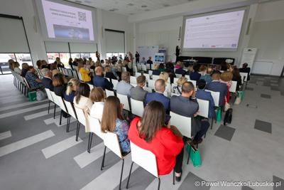 Uczestnicy konferencji pt. Razem budujemy lubuską przyszłość – innowacje i edukacja podstawą kreowania lepszych miejsc pracy, która odbyła się w Parku Technologii Kosmicznych w Zielonej Górze-Nowym Kisielinie.