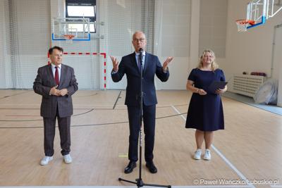 Marszałek Województwa Lubuskiego Marcin Jabłoński przemawia podczas uroczystego otwarcia nowej sali gimnastycznej w Zespole Szkół Licealnych w Słubicach 
