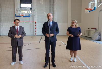 Marszałek Województwa Lubuskiego Marcin Jabłoński przemawia podczas uroczystego otwarcia nowej sali gimnastycznej w Zespole Szkół Licealnych w Słubicach 

