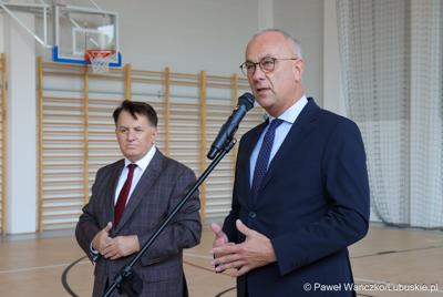 Marszałek Województwa Lubuskiego Marcin Jabłoński przemawia podczas uroczystego otwarcia nowej sali gimnastycznej w Zespole Szkół Licealnych w Słubicach 
