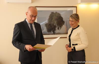 Spotkanie marszałka Marcina Jabłońskiego z pracownicami Urzędu Marszałkowskiego Województwa Lubuskiego, które świętują jubileusz pracy zawodowej
