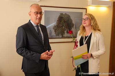 Spotkanie marszałka Marcina Jabłońskiego z pracownicami Urzędu Marszałkowskiego Województwa Lubuskiego, które świętują jubileusz pracy zawodowej

