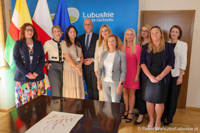 Spotkanie marszałka Marcina Jabłońskiego z pracownicami Urzędu Marszałkowskiego Województwa Lubuskiego, które świętują jubileusz pracy zawodowej
