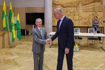 Marszałek Marcin Jabłoński wita prezesa Okręgu Polskiego Związku Działkowców