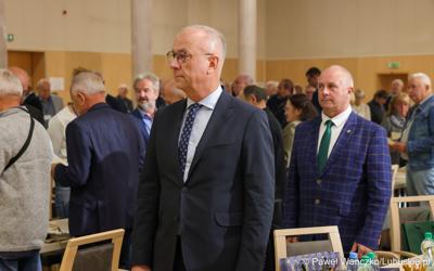 Marszałek Marcin Jabłoński i członek zarządu woj. lubuskiego Zbigniew Kołodziej podczas obrad X Okręgowego Zjazdu Delegatów Polskiego Związku Działkowców