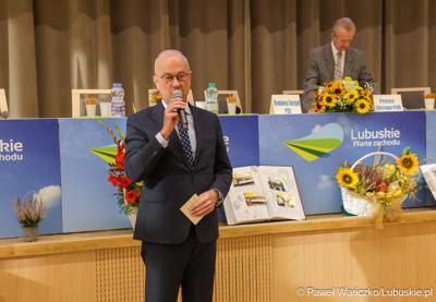 Marszałek Marcin Jabłoński wita uczestników X Okręgowego Zjazdu Delegatów Polskiego Związku Działkowców
